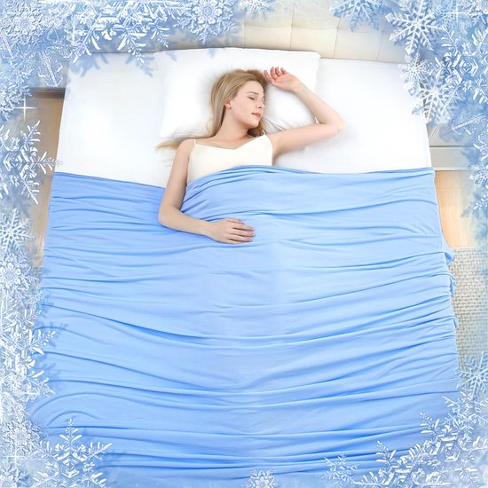 Een vrouw met blond haar slaapt op haar zij onder een lichtblauwe deken, omringd door een decoratie van sneeuwvlokken.