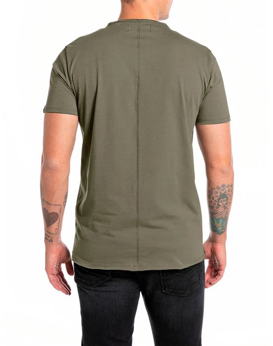 Achterkant militairgroen T-shirt met korte mouwen, met een verticale naad in het midden. Gedragen door een man met tatoeages op zijn armen.