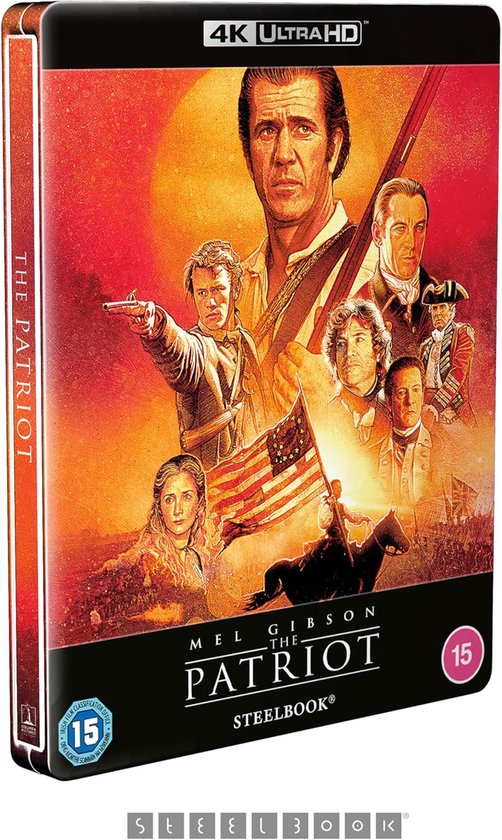 De voorkant van de Steelbook editie van The Patriot toont Mel Gibson met een geweer, omringd door andere personages en de Amerikaanse vlag. Oranje en rode achtergrond.