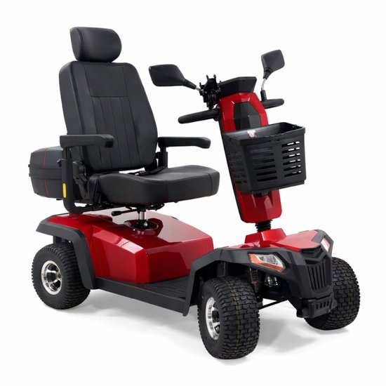Rode scootmobiel met zwarte zitting, mandje, spiegel en koffer. Voorzien van dikke banden en off-road profiel.