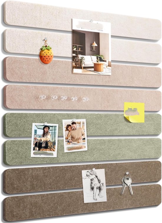Montagewand met 8 stroken vilt in beige, roze, groen en bruin. Versierd met foto's, sleutels, een aardbeihanger en notities.