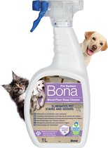 Bona Hout Vloer Intensiefreiniger met witte hond en grijze kitten die over de fles gluren. "Elimineert huisdierenvlekken en geuren".
