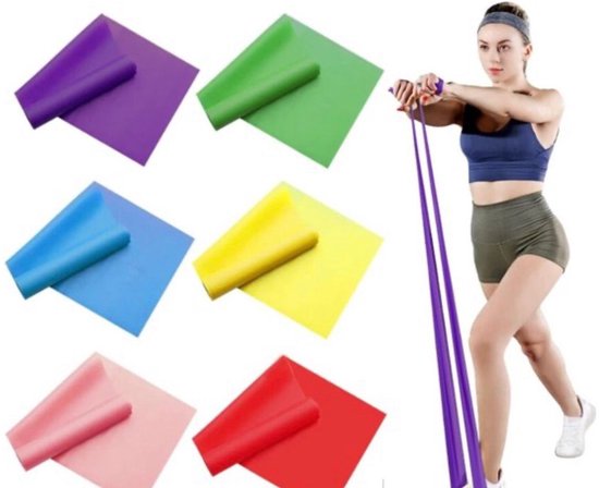 Vrouw in sportkleding traint met paarse weerstandsband. Zes andere banden in paars, groen, geel, blauw, roze en rood liggen ernaast.