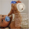 Baby met blauwe difrax LOVI fopspeen. Afbeelding van een witte fopspeen met schildje.
