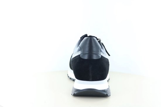 Zwarte sneaker met blauwe en zilverkleurige accenten, suède en gladde panelen, rits en veters.