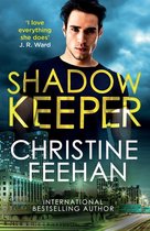 Boekomslag met een man in een donker shirt voor een stadsgezicht bij nacht. De tekst 'Shadow Keeper' en 'Christine Feehan' is prominent aanwezig.