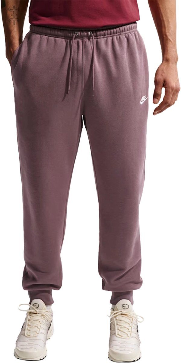 Nike club joggingbroek in de kleur paars.