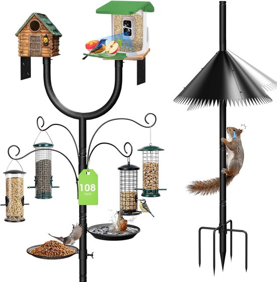 Vogelvoederstation met houten huisjes, diverse voederbakken, waterbakje en eekhoornschotel op paal.
