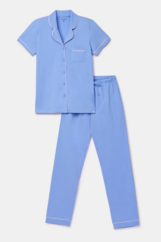 Ensemble de pyjama bleu avec passepoil blanc : chemise à manches courtes, boutons, poche poitrine et pantalon de pyjama à cordon.