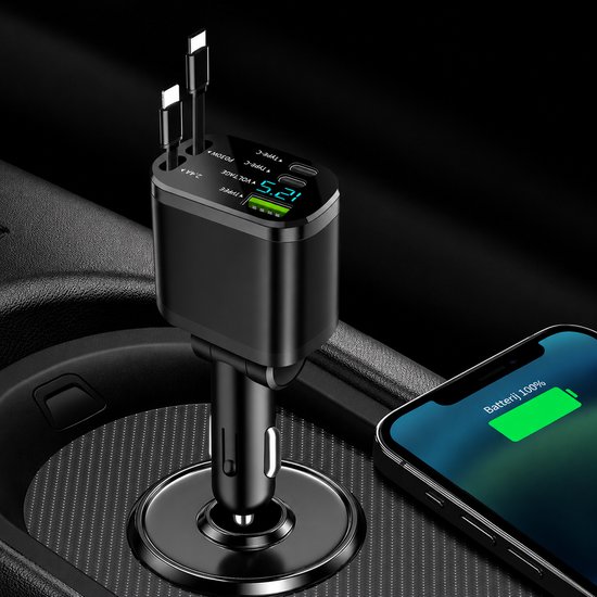 Zwarte auto-oplader met digitale weergave van voltage, aangesloten in een auto met een smartphone die 100% is opgeladen.