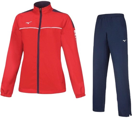 Rood trainingsjack met marineblauwe details en een witte bies, gecombineerd met een marineblauwe trainingsbroek. Mizuno logo op jack en broek.