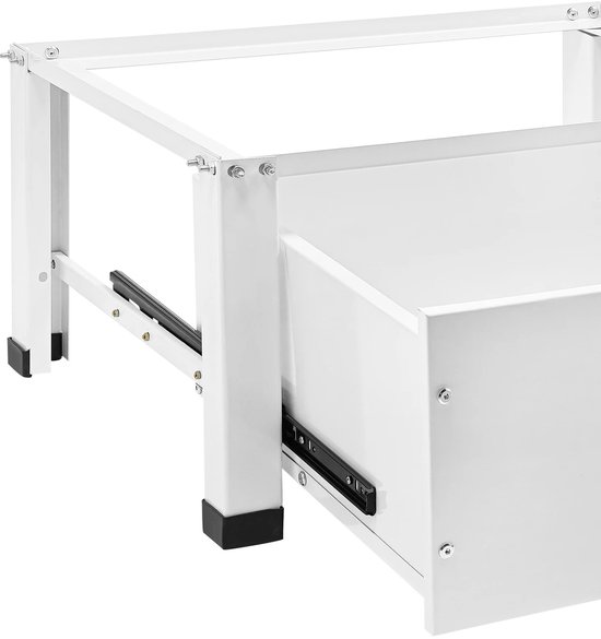 Witte metalen wasmachineverhoger met een lade en zwarte voetjes. De lade is uitgeschoven.