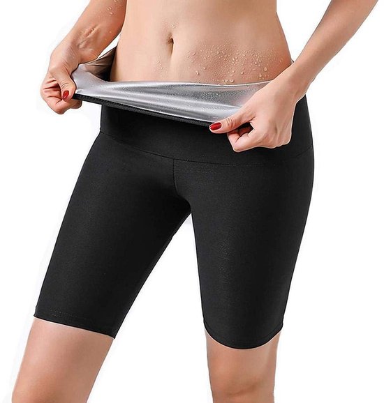 Zwarte, nauwsluitende fietsbroek met een zilvergrijze binnenkant, gedragen door een vrouw.