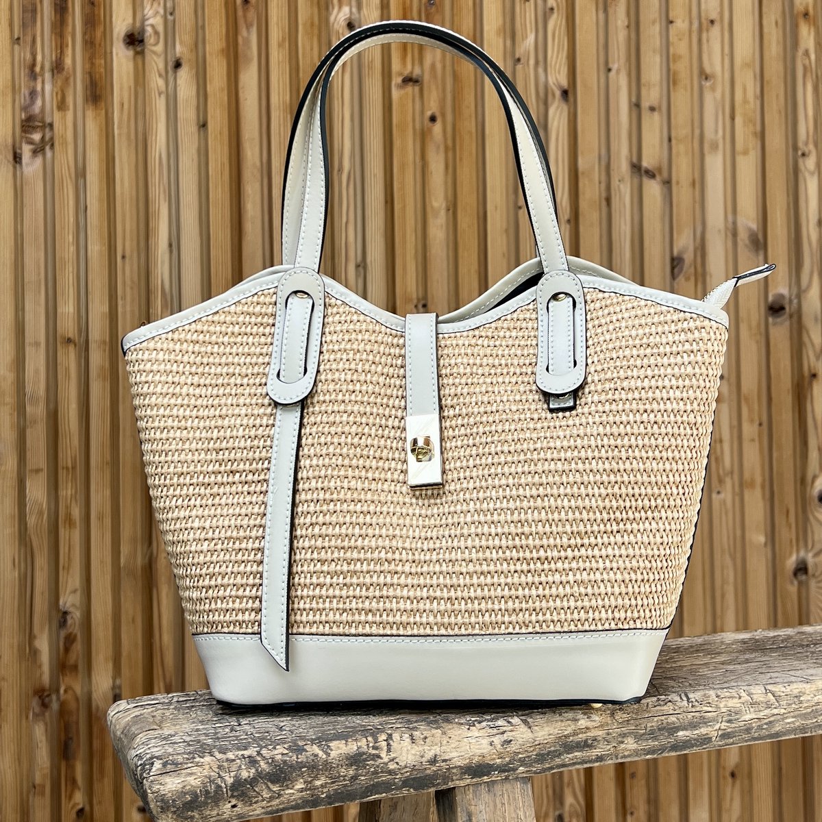 Tas van raffia met beige leer afgewerkt