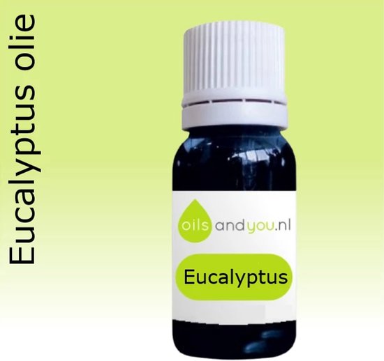 Flesje donkergroene eucalyptusolie met wit dopje en een label met "oilsandyou.nl" en "Eucalyptus".