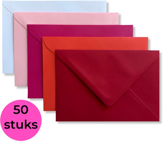 Een stapel van vijf gekleurde enveloppen in rood, oranje, roze en blauw, met een cirkel met '50 stuks'.