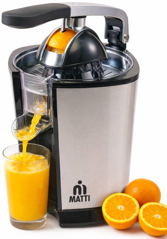 Zilverkleurige citruspers met hendel, die sinaasappelsap in een glas perst. Een halve sinaasappel en hele sinaasappels liggen ernaast.