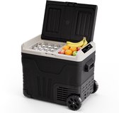 Zwarte compressor koelbox van 45L met deksel open. Gevuld met drankjes en fruit.