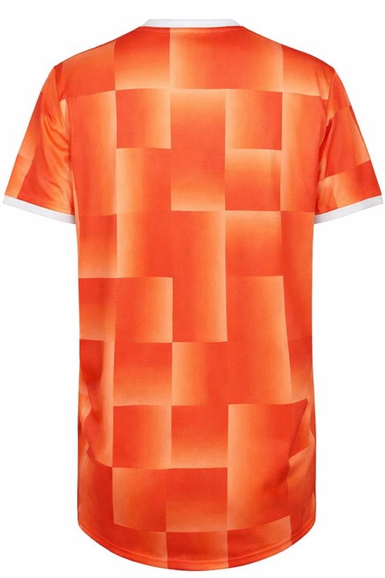 Achterkant oranje shirt met grafische ruitprint. Witte boorden.