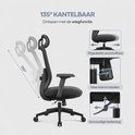Zwarte ergonomische bureaustoel 135° kantelbaar, met uitleg over de verstelmogelijkheden.