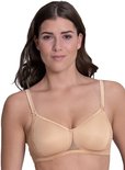 Beige beugelvrije bh met kanten randjes en strikje middenvoor, model draagt de bh.