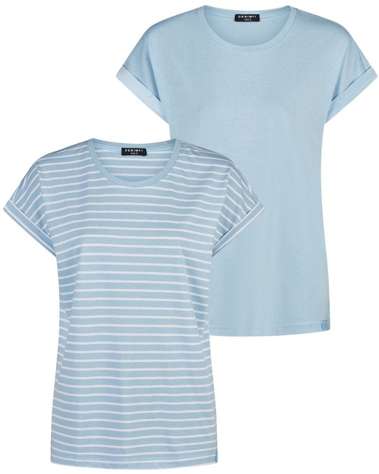 Twee dames tops: een lichtblauwe effen top en een lichtblauwe gestreepte top.