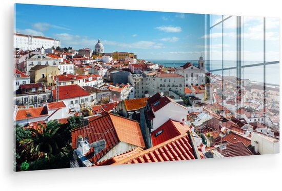 Glasschilderij van de daken van Alfama, Lissabon, reflecterend licht. Rode daken en blauwe lucht met witte wolken.