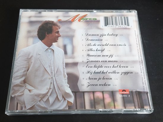 Achterkant CD-hoes met Marco Borsato in wit pak, kijkend naar links. De tracklist en barcode staan rechts.