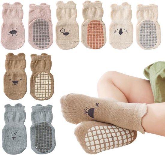 Vue détaillée des chaussettes bébé avec semelles antidérapantes et adorables motifs d'animaux.