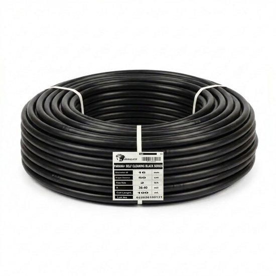 Een opgerolde zwarte druppelslang met een label met specificaties: Ø16 mm, 100 meter, 2 l/h.