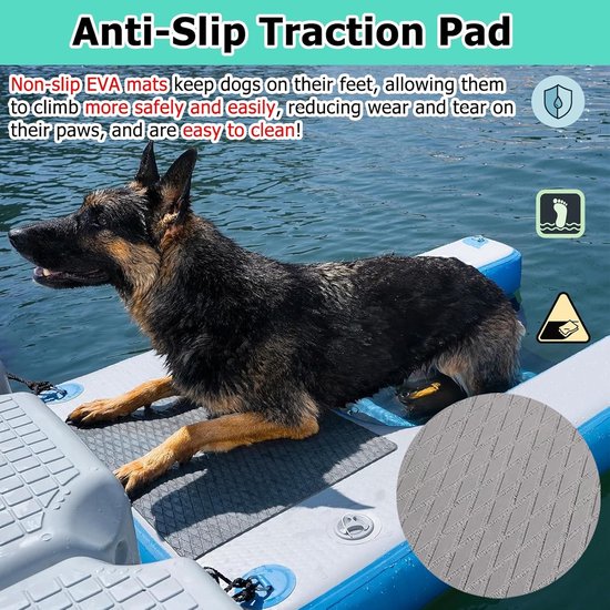 Duitse herder op een grijze antislip EVA-mat op een blauw en grijs opblaasbaar platform in het water.