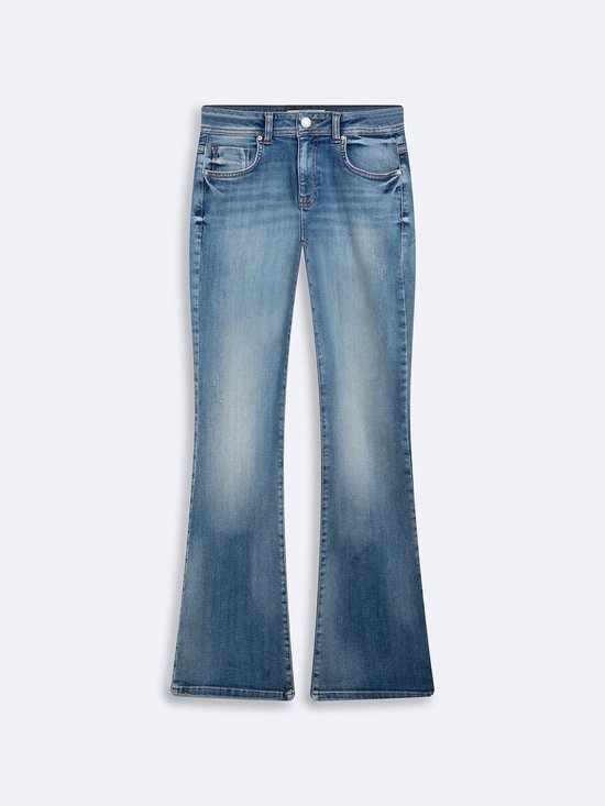 Voorkant van een jeans met uitlopende pijpen in een lichtblauwe wassing met vervaagde effecten en kleine scheurtjes.