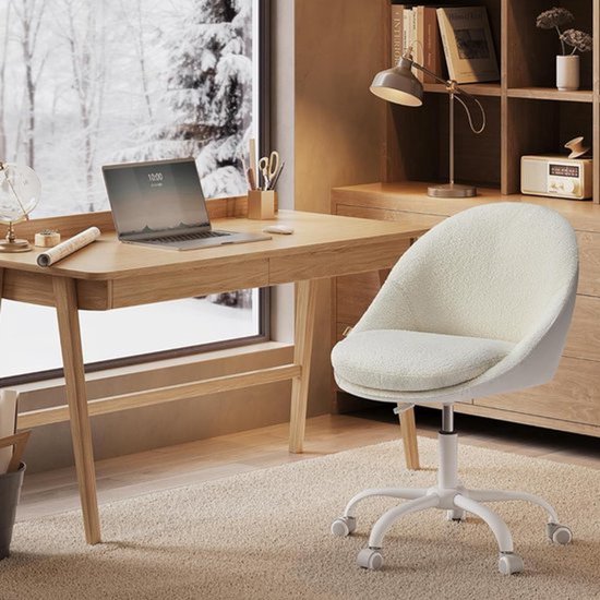 Witte teddy stof bureaustoel met ronde zitting en rugleuning, bij een houten bureau met laptop.