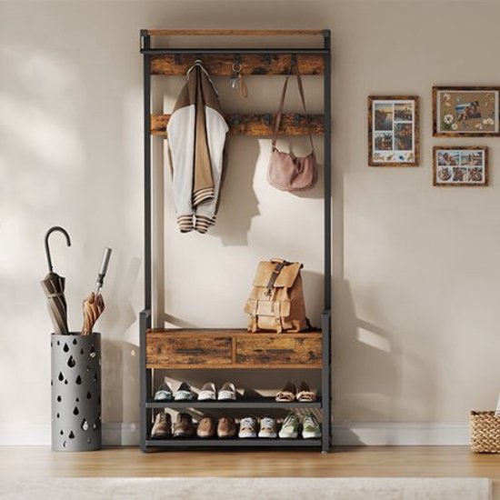 Industriële kapstok met bruine houten planken en zwarte metalen frame. Hangende jas, tas en schoenen op de planken.