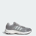 Grijze Adidas sneaker met witte veters en lichtgrijze strepen.