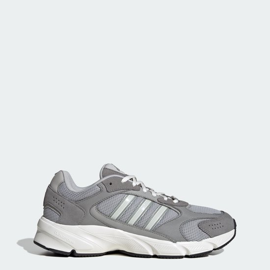 Grijze Adidas sneaker met witte veters en lichtgrijze strepen.