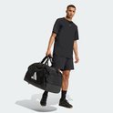 Man met zwart Adidas performance shirt en zwarte shorts, die een zwarte sporttas draagt.