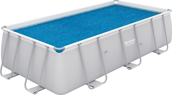 Rechthoekig Bestway zwembad met een blauw zonnezeil bedekt.