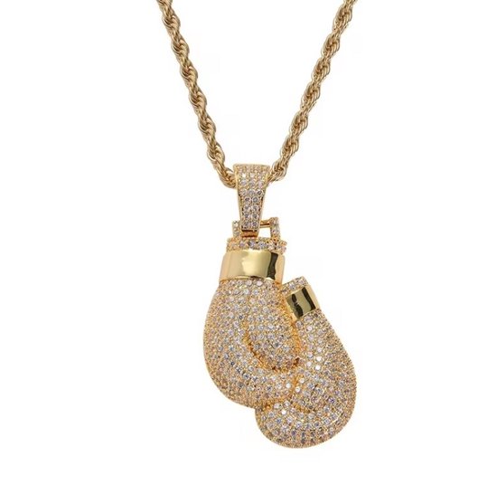 Gouden ketting met een gedetailleerde bokshandschoen hanger bezet met steentjes. Met gedraaid koorddesign.