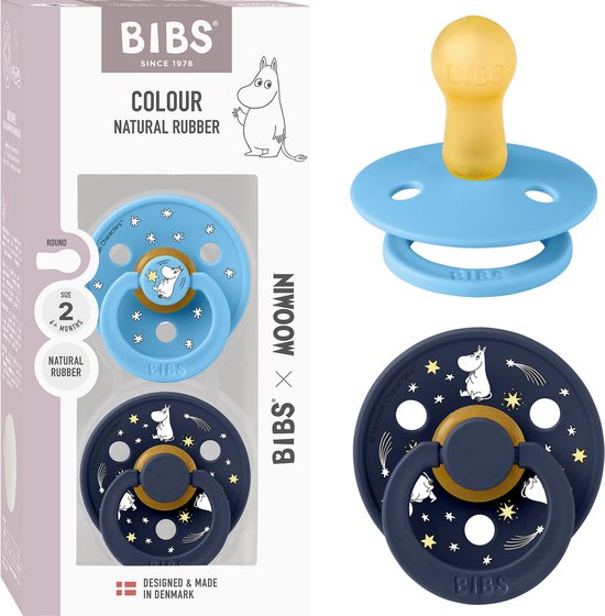 Verpakking met twee BIBS x Moomin spenen. Blauwe speen met sterren en Moomin. Donkerblauwe speen met Moomin en sterrenregen.