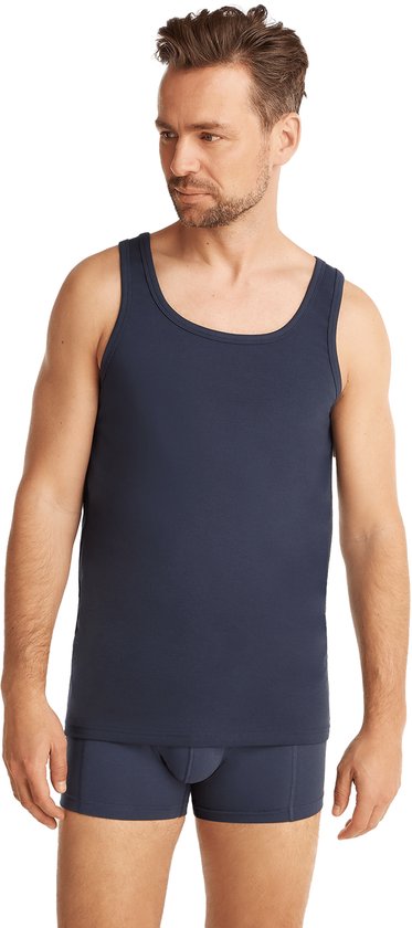 Man met marineblauwe singlet en boxer.