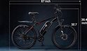 Zwarte elektrische mountainbike met rode accenten, een accu op het frame en afmetingen van 67 x 39.4 inch.
