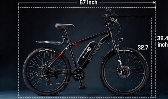 Zwarte elektrische mountainbike met rode accenten, een accu op het frame en afmetingen van 67 x 39.4 inch.