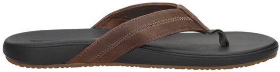 Zijzicht van een zwarte Reef slipper met bruine leren band.