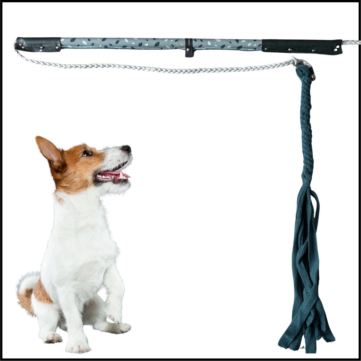 Hondenspeelgoed Flirt Pole maat 2 in de kleuren groen en grijs met een print. Hondenhengel - speelhengel - hondentraining - speeltrektouw - speeltrekspel - speeltouw - trainingsspeelgoed - dog toy - dog activity game - ShukoGear by MadeByShuko