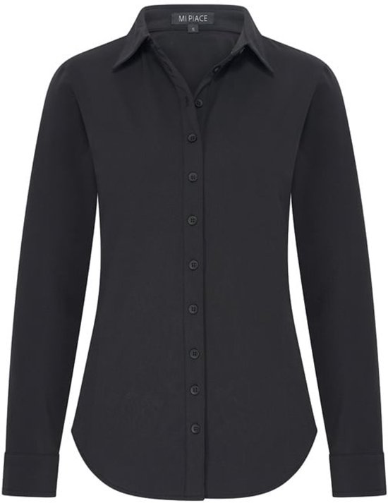 Blouse noire à manches longues, col ouvert et fermeture boutonnée.