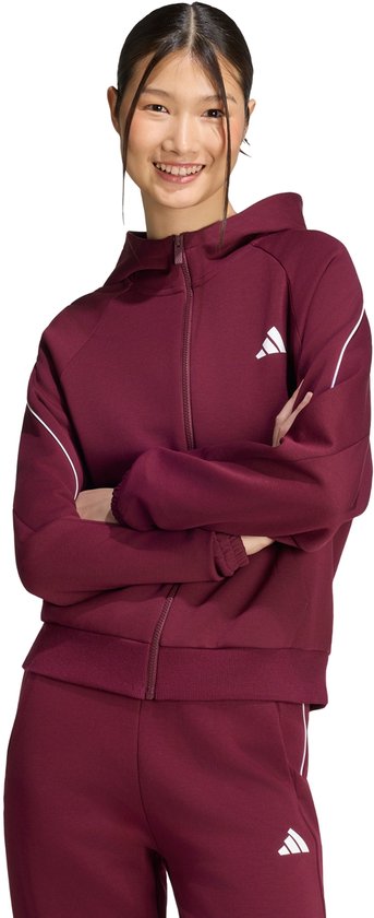 Donkerrode hoodie met witte biezen en Adidas logo, gedragen door lachend model met armen over elkaar.