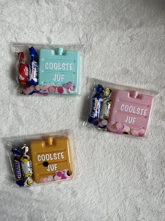Drie koelpacks met snoep: lichtblauw, roze en geel met 'Coolste Juf' en confetti.