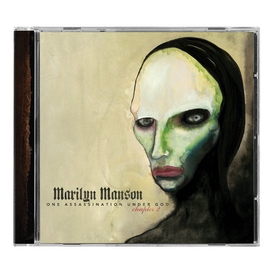 CD-hoes met een griezelig portret, getiteld "Marilyn Manson One Assassination Under God chapter 2".