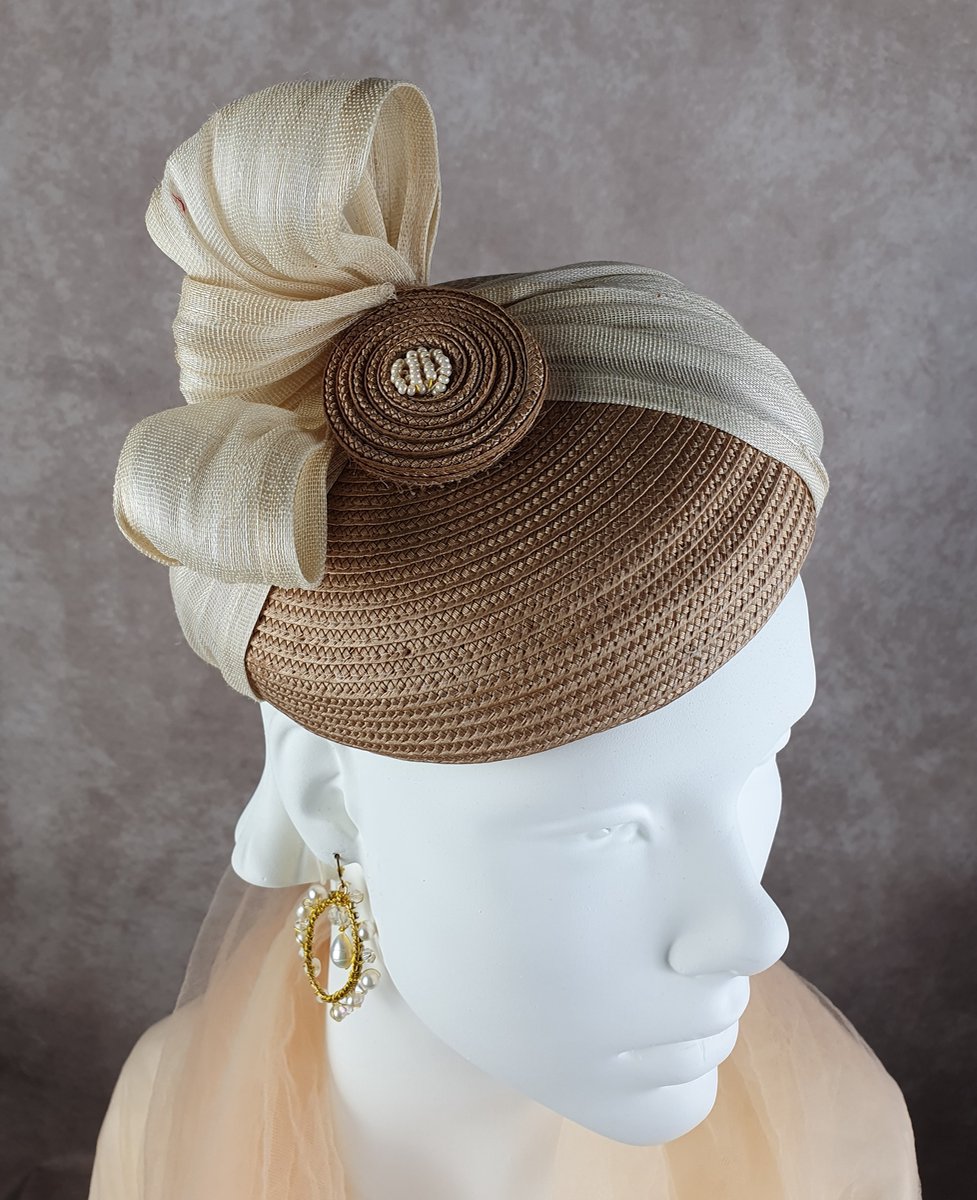 Creaciones Hoeden Collectie – Fascinator – Polypropyleen beige/brons – Abaca-zijde – Universele maat – Handgemaakt en Uniek